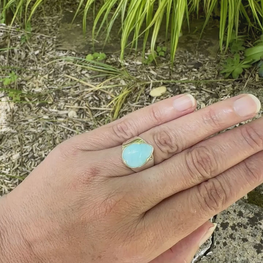 Bague pour femme en argent massif sertie d'une Opale bleue du Pérou. Pierre naturelle de couleur bleu ciel, taillée en cabochon en forme de goutte, de qualité opaque. Taille 51. Bijoux unique, éthique et durable présenté dans un coffret de notre marque, prêt à offrir. Livraison offerte, certificat d'authenticité, service client.