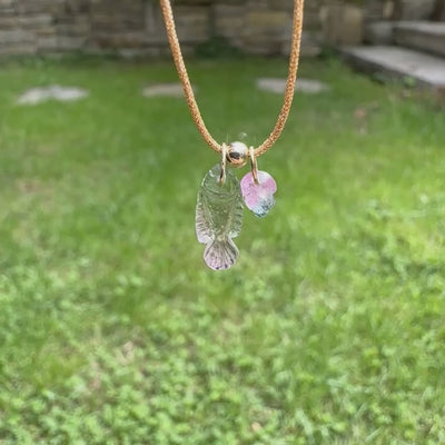 Collier pour femme orné de tourmalines bicolores roses, vertes et bleues, sculptées à la main en 3 dimensions en forme de poisson et de feuille serties en or 18k. Les pendentifs sont montés sur un collier corde doré scintillant, les apprêts utilisé sont en Gold filled ( or laminé ). Longueur ajustable de 40 cm à 45 cm. Bijoux unique, éthique et durable présenté dans un coffret de notre marque, prêt à offrir. Livraison offerte, certificat d'authenticité, service client.