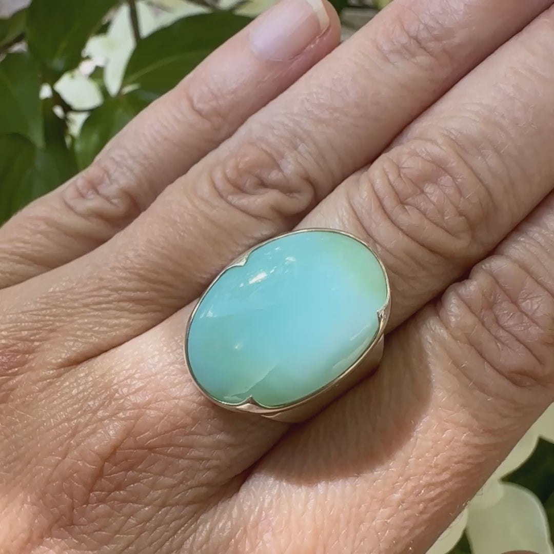 Grande Bague pour femme en argent massif, sertie d'un cabochon d'opale bleue du Pérou. Pierre taillée de forme ovale. Pierre opaque. Taille 58,5. Bijoux unique, éthique et durable présenté dans un coffret de notre marque, prêt à offrir. Livraison offerte, certificat d'authenticité, service client.
