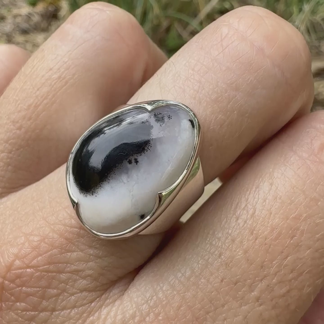 Bague pour femme en argent massif sertie d'un cabochon d'agate dendritique de couleur blanc pur et noir. Pierre opaque translucide à inclusions paysages de dendrites de manganèse noires contrastées. Bijou unique réalisée en taille 56 par Orchajewelry