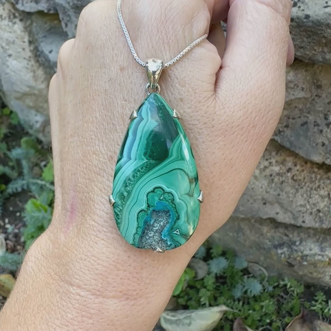 Grand pendentif pour femme en argent massif serti d'un cabochon de Malachite à très légère inclusion de Chrysocolle, camaïeu de couleur vert profond et intense. Pierre de qualité opaque taillée en forme de goutte. Bijoux unique réalisé par Orchajewelry