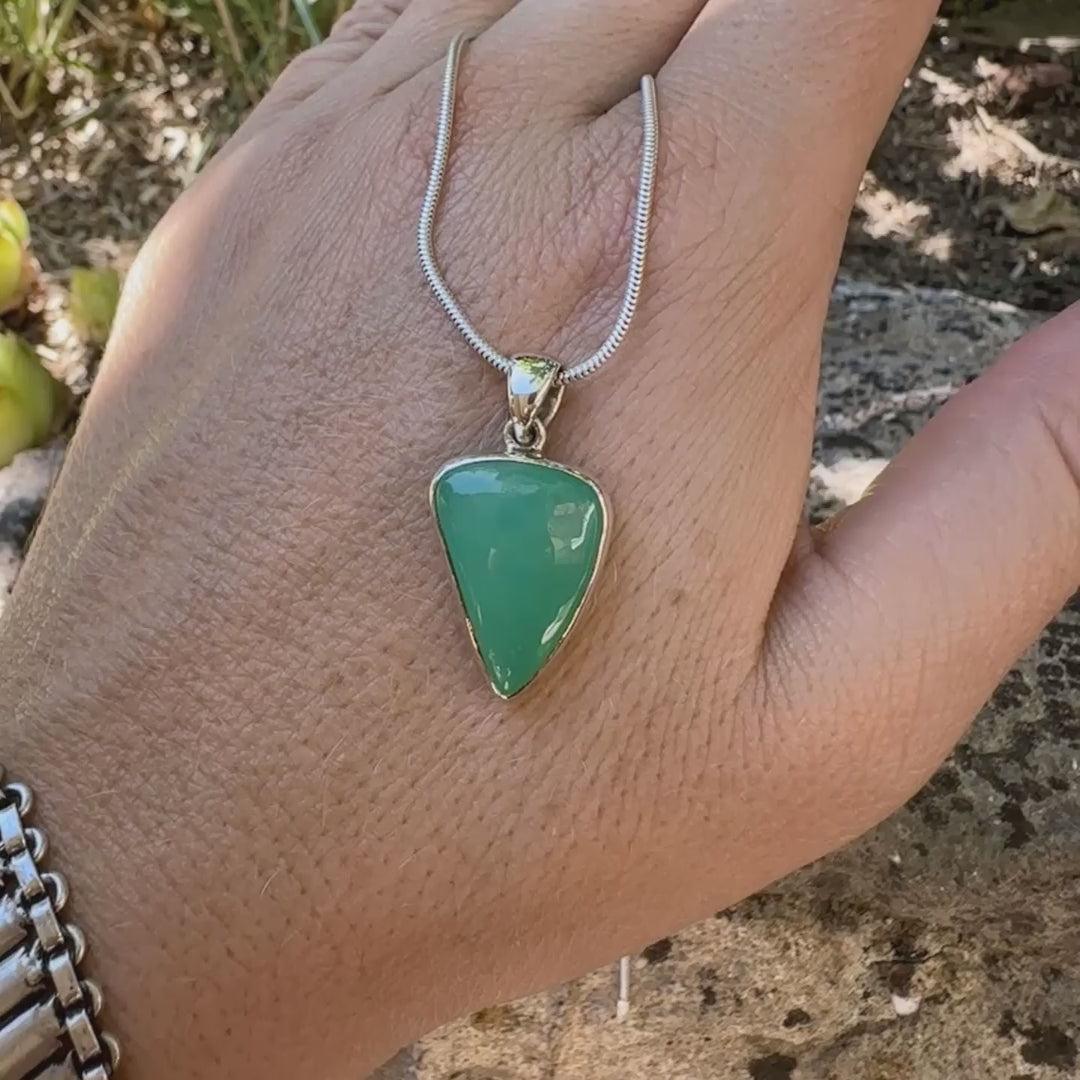 Pendentif pour  homme en argent massif, sertie d'un cabochon de chrysoprase de couleur verte pomme. Pierre de qualité translucide taillée en cabochon en forme de dent. Bijoux unique par Orcha jewelry