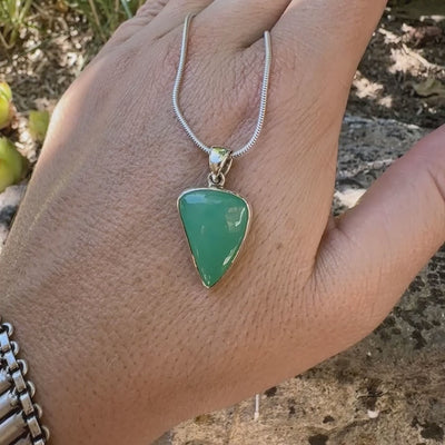 Pendentif pour  homme en argent massif, sertie d'un cabochon de chrysoprase de couleur verte pomme. Pierre de qualité translucide taillée en cabochon en forme de dent. Bijoux unique par Orcha jewelry
