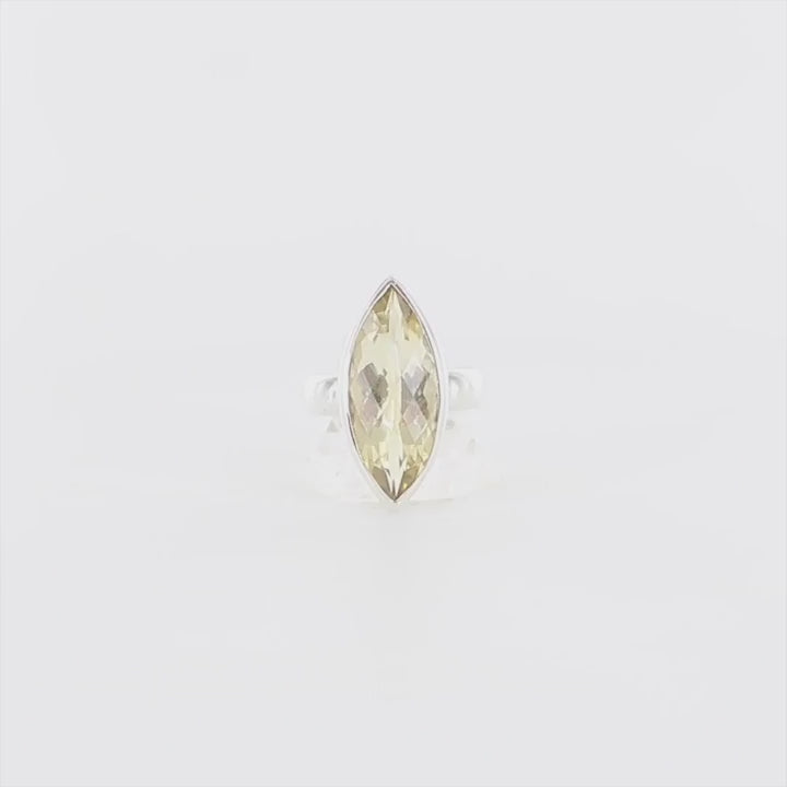 Bague citrine dorée marquise argent 925 fait main. Pierre naturelle du Brésil aux reflets solaires. Bijou artisanal unique, sertissage sur mesure. Bijoux unique, éthique et durable présenté dans un coffret de notre marque, prêt à offrir. Livraison offerte, certificat d'authenticité, service client