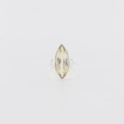 Bague citrine dorée marquise argent 925 fait main. Pierre naturelle du Brésil aux reflets solaires. Bijou artisanal unique, sertissage sur mesure. Bijoux unique, éthique et durable présenté dans un coffret de notre marque, prêt à offrir. Livraison offerte, certificat d'authenticité, service client