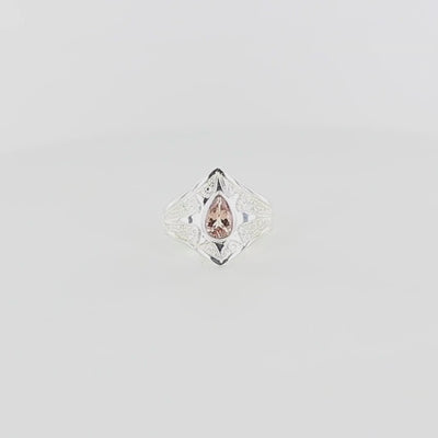 Bague pour femme en argent massif sculptées d'étoiles et autres corps célestes sertie d'une Tourmaline rose pêche. Pierre facettée en forme de goutte, de qualité transparente propre à l'oeil. Taille 61. Bijoux unique, éthique et durable présenté dans un coffret de notre marque, prêt à offrir. Livraison offerte, certificat d'authenticité, service client.