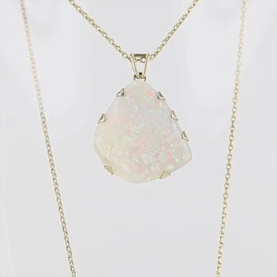 Pendentif pour femme en or jaune 18k serti d'une opale blanche de 17 carats aux feux multicolores. Pierre naturelle cabochon de forme irrégulière sertis  de griffes. A noter: présence de roche mère de couleur crème au dos de la pierre. Bijoux unique, éthique et durable présenté dans un coffret de notre marque, prêt à offrir. Livraison offerte, certificat d'authenticité, service client