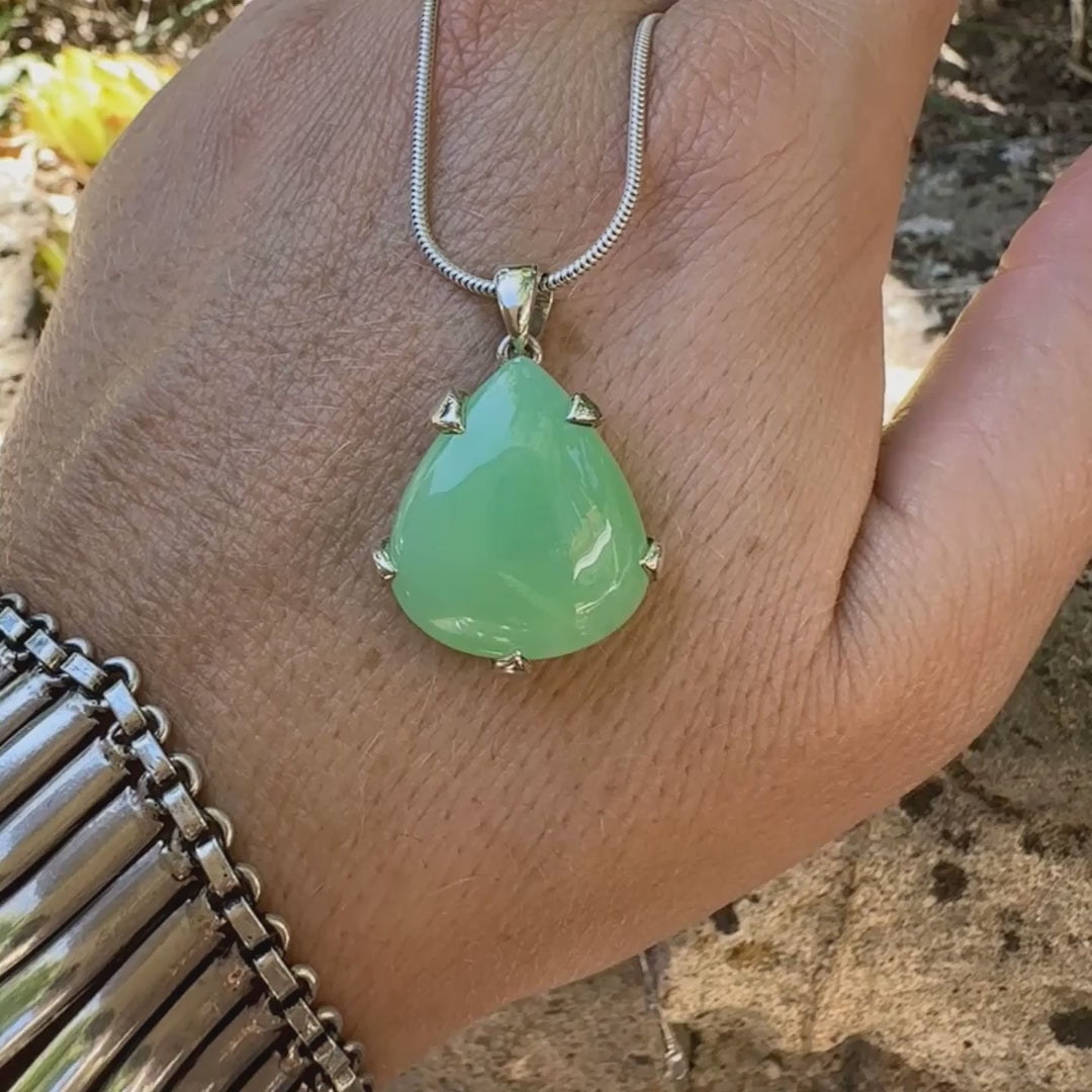 Pendentif pour en argent massif, sertie d'un cabochon de chrysoprase de couleur verte claire. Pierre de qualité translucide taillée en cabochon en forme de goutte. Bijoux unique par Orcha jewelry