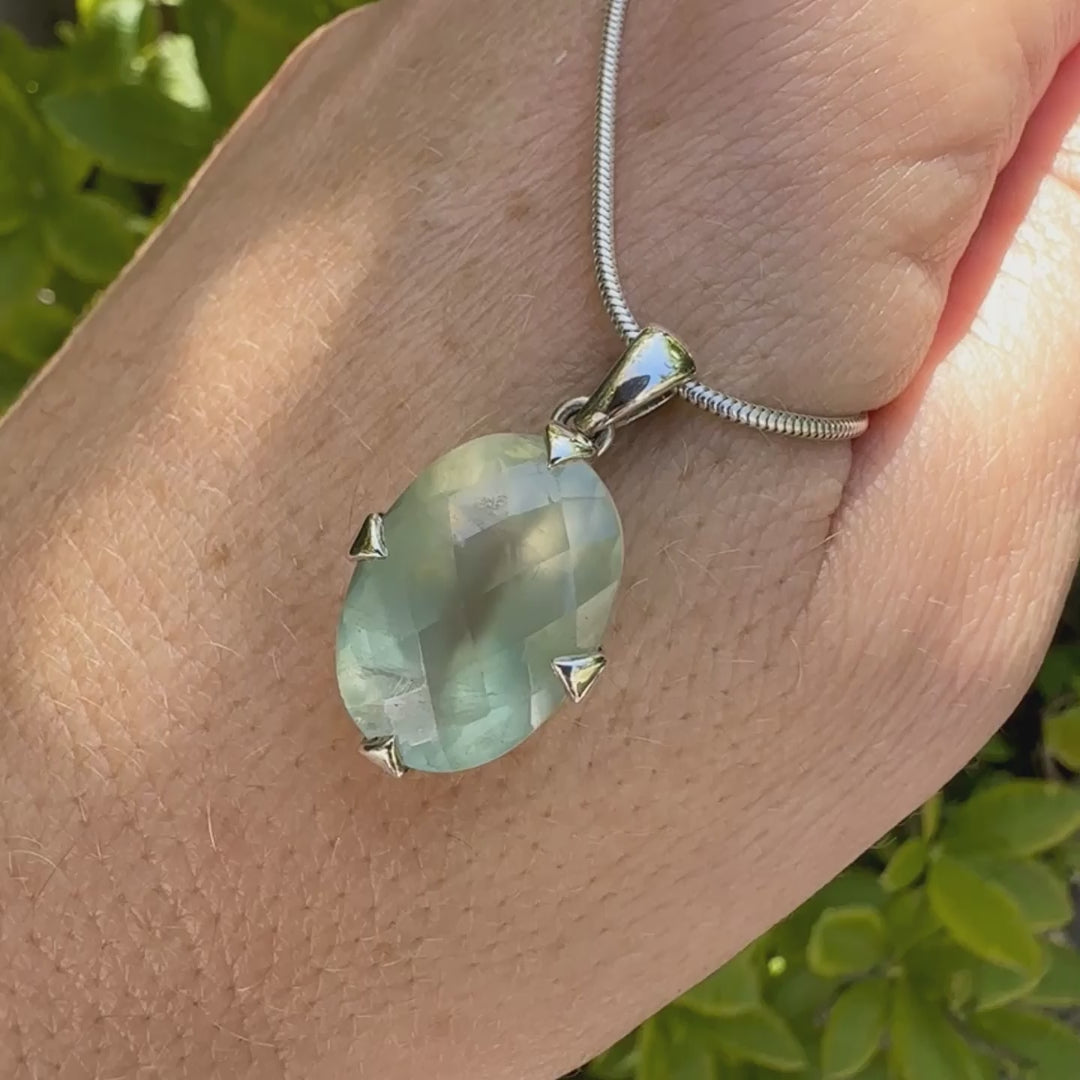 Pendentif ovale en argent massif, serti d'un cabochon facetté de préhnite de couleur bleue verte. Pierre de qualité translucide comportant des inclusions. blanches. Bijoux unique par Orcha Jewelry