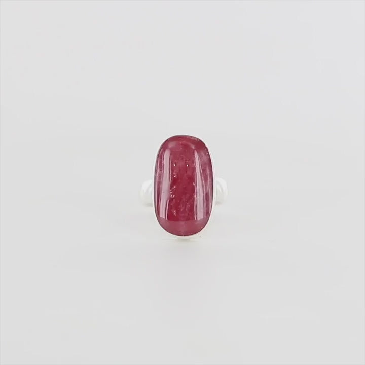 vidéo d'une bague pour femme en argent massif sertie d'une Rhodonite. Pierre cabochon de forme rectangulaire, pierre naturelle de couleur rouge coquelicot. Pierre fine de qualité  opaque à translucide présentant des inclusions. Taille 58. Bijoux unique, éthique et durable présenté dans un coffret de notre marque, prêt à offrir. Livraison offerte, certificat d'authenticité, service client.