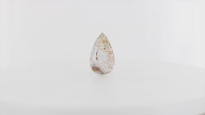 Bague contemporaine en argent massif, sertie d’une grande pierre en forme de goutte polie : une agate crazy lace. La pierre présente des motifs naturels marbrés dans des tons beige, crème et ocre,marins. Bague réalisée en taille 55. Bijoux unique, éthique et durable présenté dans un coffret de notre marque, prêt à offrir. Livraison offerte, certificat d'authenticité, service client.