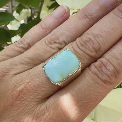 Bague pour femme en argent massif sculptées d'étoiles et autres corps célestes sertie d'une Opale bleue du Pérou. Pierre cabochon en forme de rectangle, pierre naturelle de couleur bleu ciel ciel, bleu turquoise. Pierre naturelle de qualité opaque. Taille 58. Bijoux unique, éthique et durable présenté dans un coffret de notre marque, prêt à offrir. Livraison offerte, certificat d'authenticité, service client.
