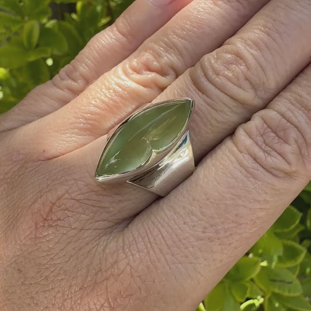 Bague marquise pour femme en argent massif sertie d'une préhnite de couleur verte jaune clair, Pierre taillée en cabochon en forme de goutte. Pierre gemme de qualité transparente à inclusions. Bijoux unique réalisé en taille 60 par Orchajewelry.