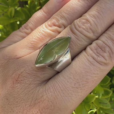 Bague marquise pour femme en argent massif sertie d'une préhnite de couleur verte jaune clair, Pierre taillée en cabochon en forme de goutte. Pierre gemme de qualité transparente à inclusions. Bijoux unique réalisé en taille 60 par Orchajewelry.