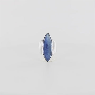 Bague marquise contemporaine pour femme en argent massif sertie d'une cyanite. Pierre cabochon transparente naturelle de couleur bleu jeans à reflet nacré. Taille 56. Bijoux unique, éthique et durable présenté dans un coffret de notre marque, prêt à offrir. Livraison offerte, certificat d'authenticité, service client.