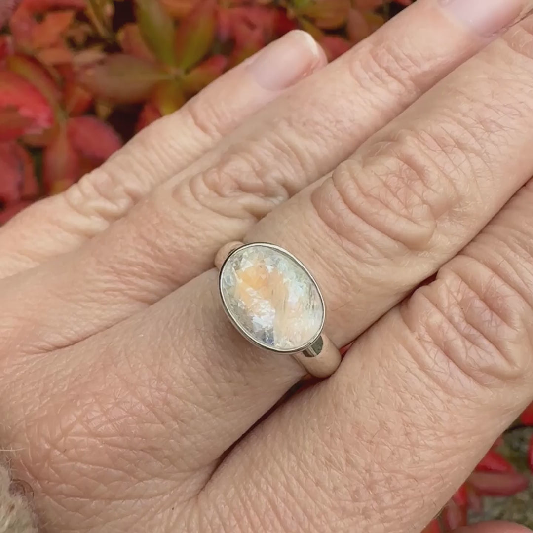 Bague cocktail pour femme en argent massif 925 sertie d'une pierre de lune de Madagascar arc-en-ciel taillée de 3,58 carats. Pierre incolore aux reflets bleutés et arc-en-ciel. Pierre transparente avec inclusions. Bijoux unique réalisé en taille 56 par Orchajewelry