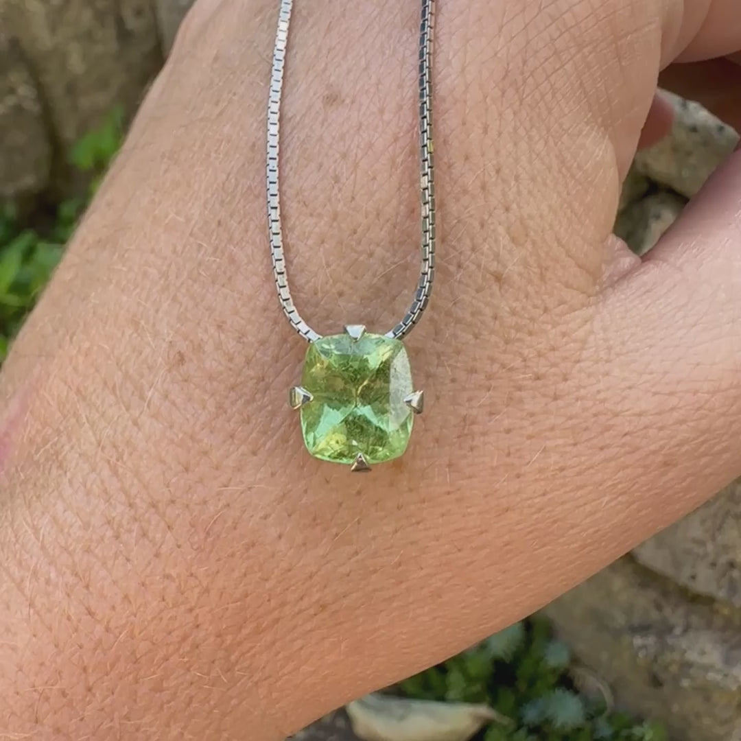 Collier solitaire pour femme en argent massif sertie d'un Péridot de couleur vert pastel anisé. Pierre facettée de forme carrée, qualité transparente présentant des inclusions. Pendentif monté sur une chaine en argent sterling de type maille miroir de 1,3 mm d'épaisseur et de 40cm de longueur. Bijoux unique réalisé par Orchajewelry