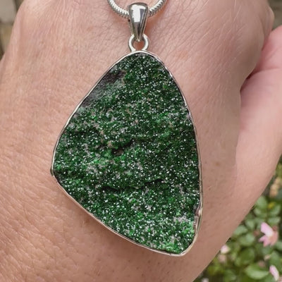 Pendentif en argent massif serti d'un grenat Uvarovite brute. Pierre naturelle recouverte de cristaux scintillants de couleur verte, taillée en forme de goutte. Bijoux unique, éthique et durable présenté dans un coffret de notre marque, prêt à offrir. Livraison offerte, certificat d'authenticité, service client.