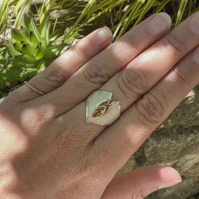 Vidéo d'une main qui porte une bague contemporaine pour femme en argent massif sertie de Citrines. Pierre facettée en forme de marquise de qualité transparente, propre à l'oeil. Pierre naturelle de couleur jaune doré lumineux. Bijoux unique, éthique et durable présenté dans un coffret de notre marque, prêt à offrir. Livraison offerte, certificat d'authenticité, service client.