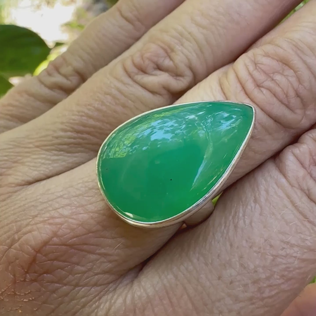 Bague pour femme en argent massif, sertie d'un cabochon de Chrysoprase. Pierre taillée en forme de goutte de qualité opaque. Bijoux unique réalisé en taille 58 par Orcha Jewelry