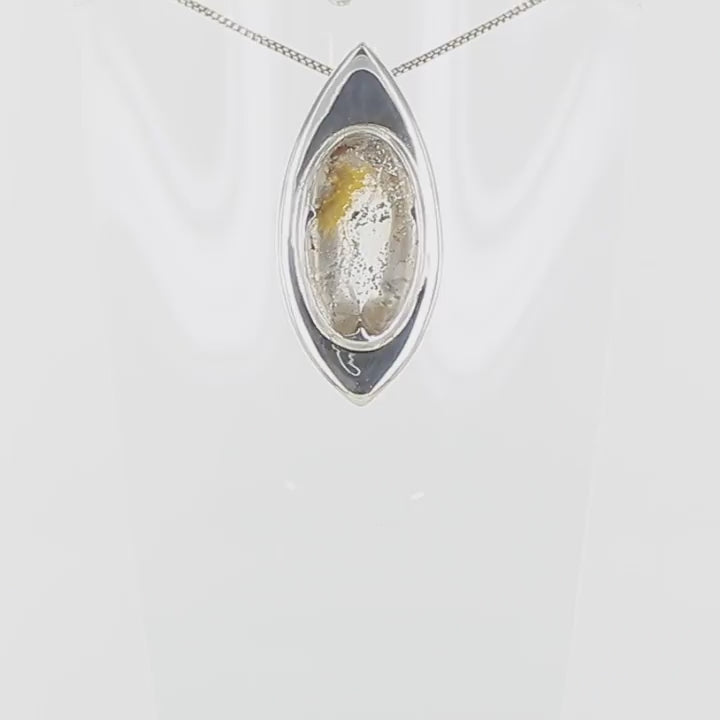 Pendentif de créateur, original et contemporain, pour femme, en argent massif serti d'un Quartz à inclusions de Marcassite doré. Bijoux unique, éthique et durable présenté dans un coffret de notre marque, prêt à offrir. Livraison offerte, certificat d'authenticité, service client.
