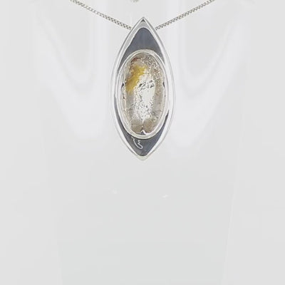 Pendentif de créateur, original et contemporain, pour femme, en argent massif serti d'un Quartz à inclusions de Marcassite doré. Bijoux unique, éthique et durable présenté dans un coffret de notre marque, prêt à offrir. Livraison offerte, certificat d'authenticité, service client.
