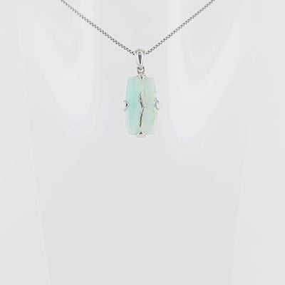 Pendentif pour homme en argent massif serti d'une opale bleue andine. Pierre de couleur bleu lagon à bleu ciel, cabochon de forme rectangulaire. Bijoux unique, éthique et durable présenté dans un coffret de notre marque, prêt à offrir. Livraison offerte, certificat d'authenticité, service client.
