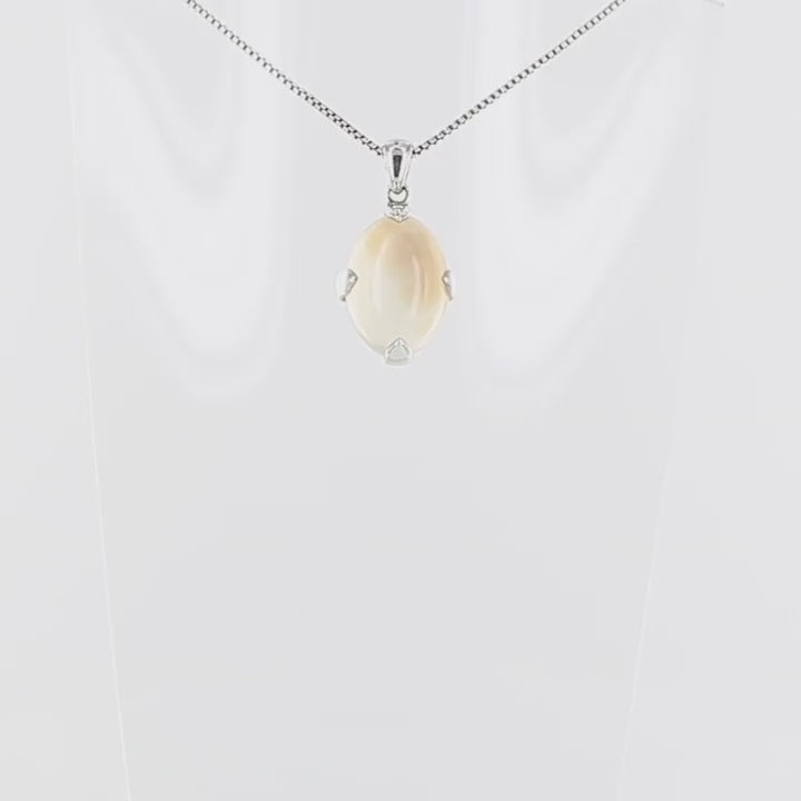 Pendentif pour femme en argent massif serti d'une pierre de lune orange clair, couleur chatoyante à effet satiné. Pierre naturelle cabochon de forme ovale. Bijoux unique, éthique et durable présenté dans un coffret de notre marque, prêt à offrir. Livraison offerte, certificat d'authenticité, service client