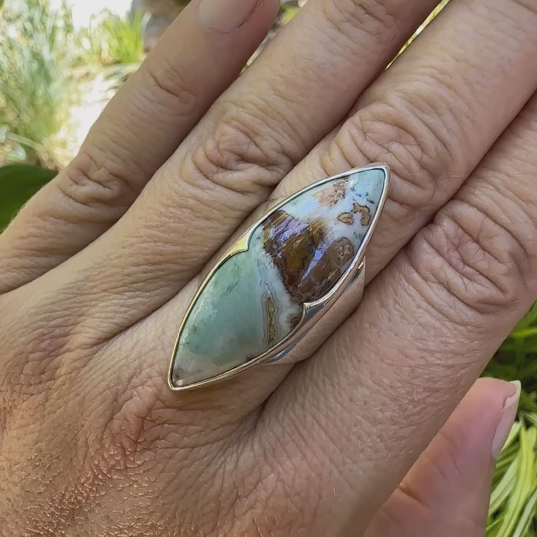 Grande Bague marquise pour femme en argent massif, sertie d'un cabochon de calcédoine bleue verte et marron. Pierre cabochon de qualité opaque. Bijoux unique réalisé en taille 57,5 par Orcha Jewelry