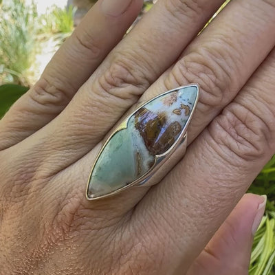 Grande Bague marquise pour femme en argent massif, sertie d'un cabochon de calcédoine bleue verte et marron. Pierre cabochon de qualité opaque. Bijoux unique réalisé en taille 57,5 par Orcha Jewelry