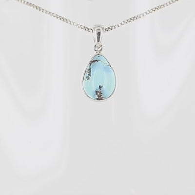 Élégant pendentif en forme de goutte présentant une turquoise Golden Hill d'un bleu ciel lumineux, parcourue de délicates veines minérales brunes caractéristiques. La pierre naturelle est sublimée par une fine monture en argent massif 925 qui épouse parfaitement ses contours. Cette création artisanale associe la sérénité du bleu turquoise à la pureté de l'argent, évoquant un fragment de ciel d'été. Un bijou intemporel aux les nuances naturelles.Livraison offerte, certificat d'authenticité, service client.