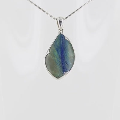 Pendentif azurite Morenci serti d'argent sterling 925. Pierre naturelle bleue profonde avec veines de malachite verte, forme ovale libre de 4 cm, sertissage clos argenté poli brillant. Bijoux unique, éthique et durable présenté dans un coffret de notre marque, prêt à offrir. Livraison offerte, certificat d'authenticité, service client.

