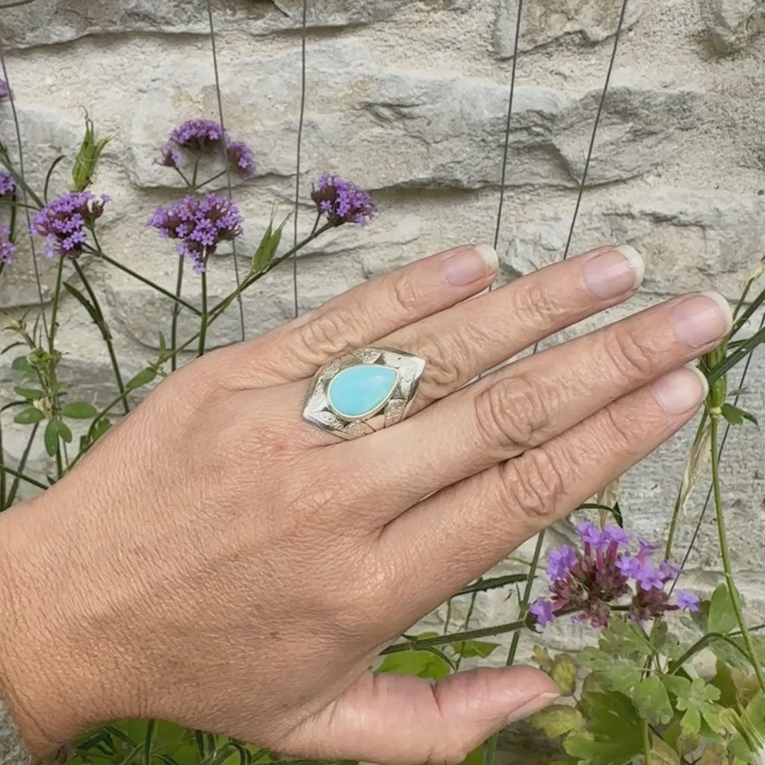 Grande Bague pour femme en argent massif, sertie d'un cabochon d'opale bleue du Pérou de couleur bleu ciel turquoise. Pierre taillée en forme de goutte. de qualité opaque. bijou unique réalisé en taille 52.  