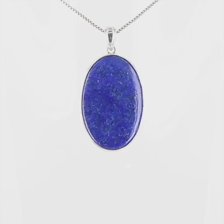 Pendentif ovale pour femme en argent massif serti d'un Lapis Lazuli. Pierre naturelle de couleur bleu nuit à inclusions de pyrite dorés, qualité  opaque. Bijoux unique, éthique et durable présenté dans un coffret de notre marque, prêt à offrir. Livraison offerte, certificat d'authenticité, service client.