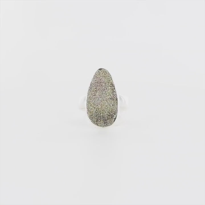 Bague pour femme en argent massif sertie d'une Pyrite brute scintillante. Pierre brute naturelle de couleur doré et de qualité opaque. Taille 60. Bijoux unique, éthique et durable présenté dans un coffret de notre marque, prêt à offrir. Livraison offerte, certificat d'authenticité, service client.