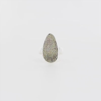 Bague pour femme en argent massif sertie d'une Pyrite brute scintillante. Pierre brute naturelle de couleur doré et de qualité opaque. Taille 60. Bijoux unique, éthique et durable présenté dans un coffret de notre marque, prêt à offrir. Livraison offerte, certificat d'authenticité, service client.
