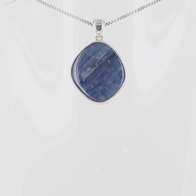 pendentif pour femme en argent massif serti d'une Cyanite ou kyanite de couleur bleu" jean " avec de jolie nuance et un effet nacré. Pierre de forme libre taillé en cabochon. pierre translucide. Bijoux unique, éthique et durable présenté dans un coffret de notre marque, prêt à offrir. Livraison offerte, certificat d'authenticité, service client.