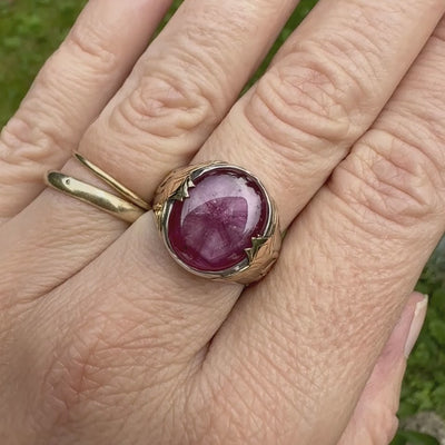 Bague chevalière pour femme en argent massif et or 18k où s'illustrent de chaque cotés de la bague des chardons. Cette bague est sertie d'un cabochon de rubis trapiche de couleur rouge rose. Pierre  translucide traitée au verre au plomb. Taille 60. Bijoux unique, éthique et durable présenté dans un coffret de notre marque, prêt à offrir. Livraison offerte, certificat d'authenticité, service client.