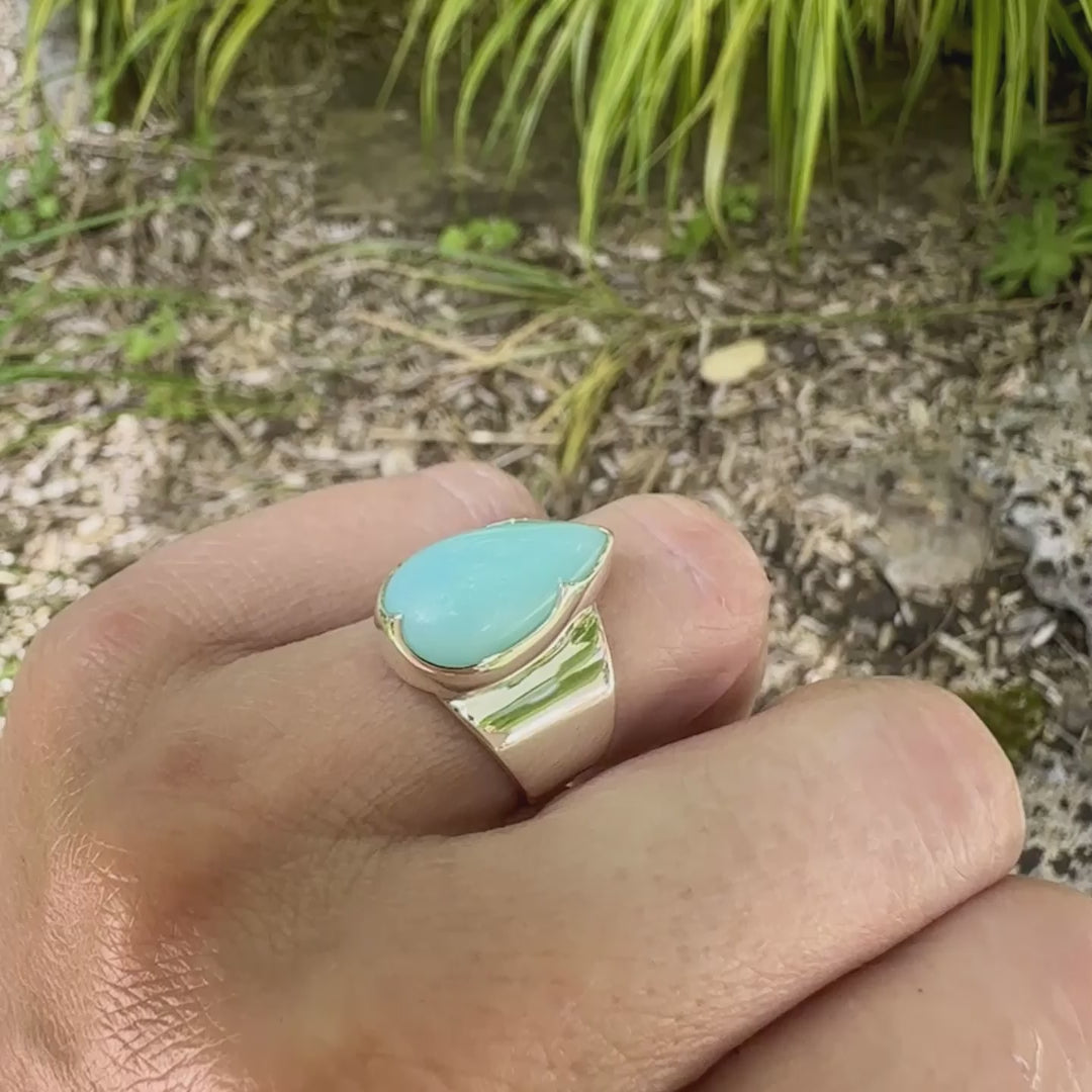 Bague pour femme en argent massif, sertie d'un cabochon d'opale bleue du Pérou. Pierre taillée en forme de longue goutte. Pierre opaque. Taille 54. Bijoux unique, éthique et durable présenté dans un coffret de notre marque, prêt à offrir. Livraison offerte, certificat d'authenticité, service client.