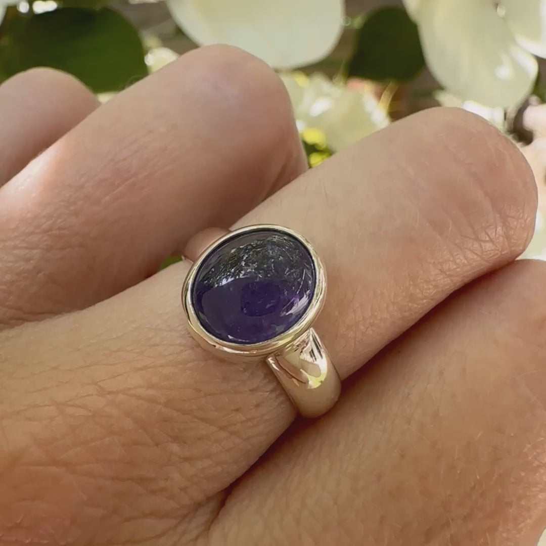 Vidéo d'une bague anneau pour femme en argent massif, sertie d'un cabochon de tanzanite bleu lavande. Pierre de forme ovale. Pierre transparente comportant des inclusions. Taille 56. Bijoux unique, éthique et durable présenté dans un coffret de notre marque, prêt à offrir. Livraison offerte, certificat d'authenticité, service client.
