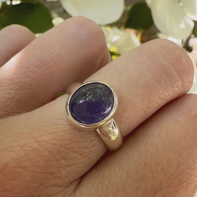 Vidéo d'une bague anneau pour femme en argent massif, sertie d'un cabochon de tanzanite bleu lavande. Pierre de forme ovale. Pierre transparente comportant des inclusions. Taille 56. Bijoux unique, éthique et durable présenté dans un coffret de notre marque, prêt à offrir. Livraison offerte, certificat d'authenticité, service client.