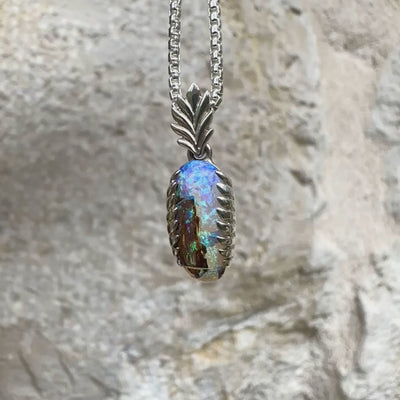 Pendentif pour femme en argent massif 925 serti d'une opale cristal aux feux étoilés multicolores à dominante bleu violet et vert. Cabochon de 3,2 carats taillé de forme oval de qualité transparente. Bijou unique réalisé par Orchajewelry