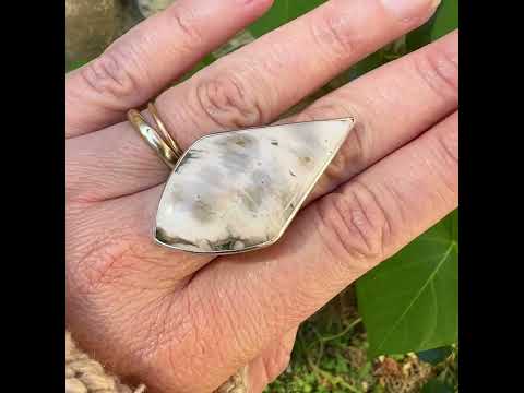 Grande bague pour femme en argent massif sertie d'un cabochon de jaspe orbiculaire de couleur crème, kaki et gris. Pierre naturelle de qualité opaque taillée en forme de losange, Bijou unique réalise en taille 56 par Orcha Jewelry
