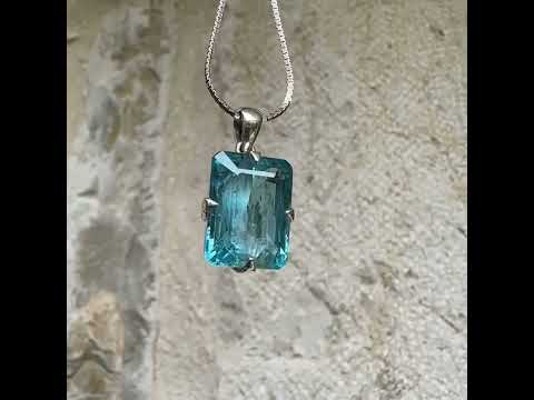Bague pour femme en argent massif sertie d'une aigue marine taillée de 4 carats de couleur bleue foncé profonde  intense et lumineuse, pierre transparente avec inclusions. Pierre naturelle facettée de forme rectangulaire. Bijoux unique réalisée en taille 56 par Orchajewelry 
