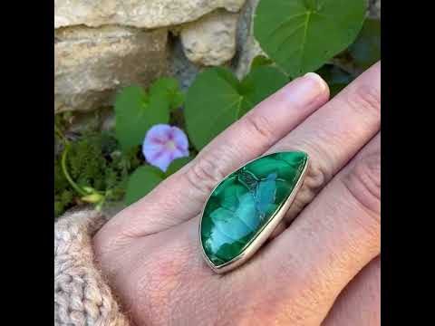 Bague pour femme en argent massif sertie d'un cabochon de Malachite aux couleurs nuancées vertes profondes intenses. Bijoux unique réalise en taille 54 par Orchajewelry 