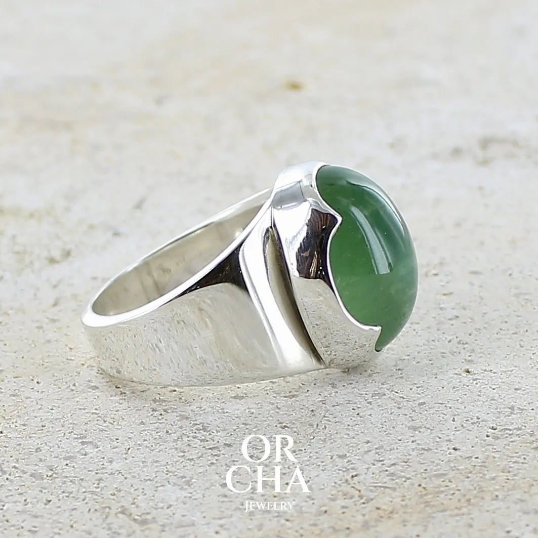 profil d'une Bague pour femme en argent massif sertie d'une préhnite de couleur verte jaune clair. Pierre ovale taillée en cabochon. Pierre gemme de qualité transparente à inclusions. Bijoux unique réalisé en taille 52 par Orchajewelry.