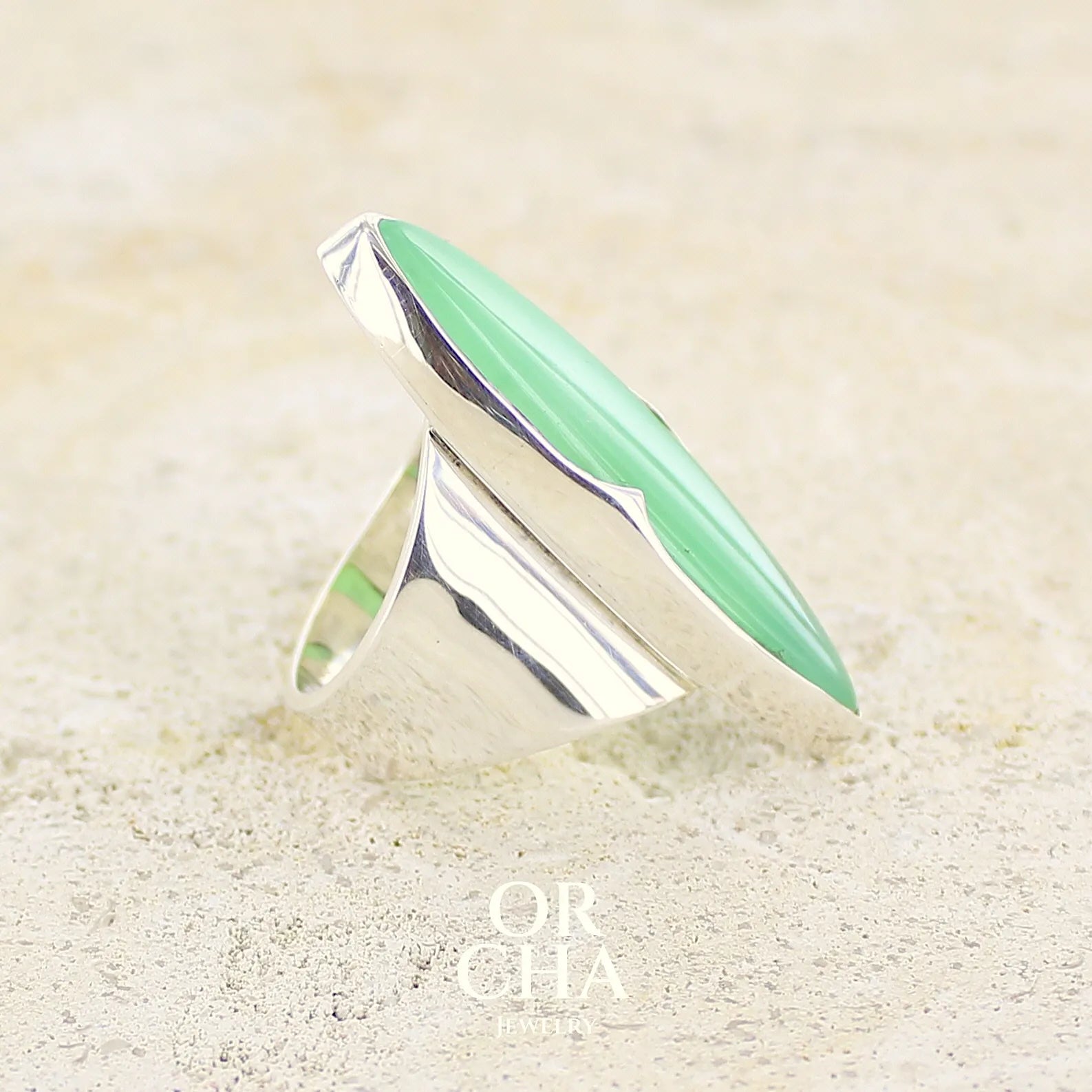 profil bague marquise pour femme en argent massif, sertie d'un cabochon de Chrysoprase. Pierre vert pomme de qualité opaque. Bijoux unique réalisé en taille 58 par Orcha jewelry