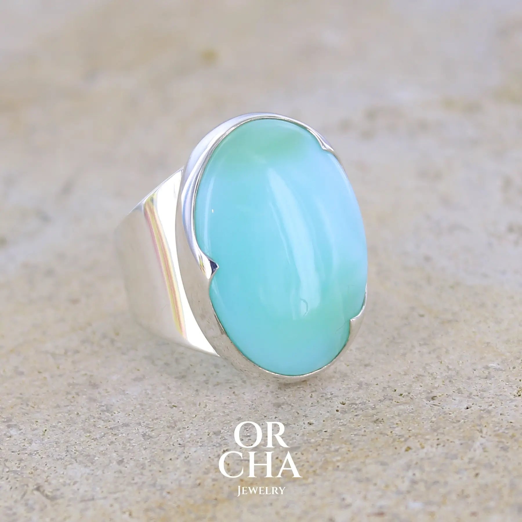 profil droit d'une grande Bague pour femme en argent massif, sertie d'un cabochon d'opale bleue du Pérou. Pierre taillée de forme ovale. Pierre opaque. Taille 58,5. Bijoux unique, éthique et durable présenté dans un coffret de notre marque, prêt à offrir. Livraison offerte, certificat d'authenticité, service client.
