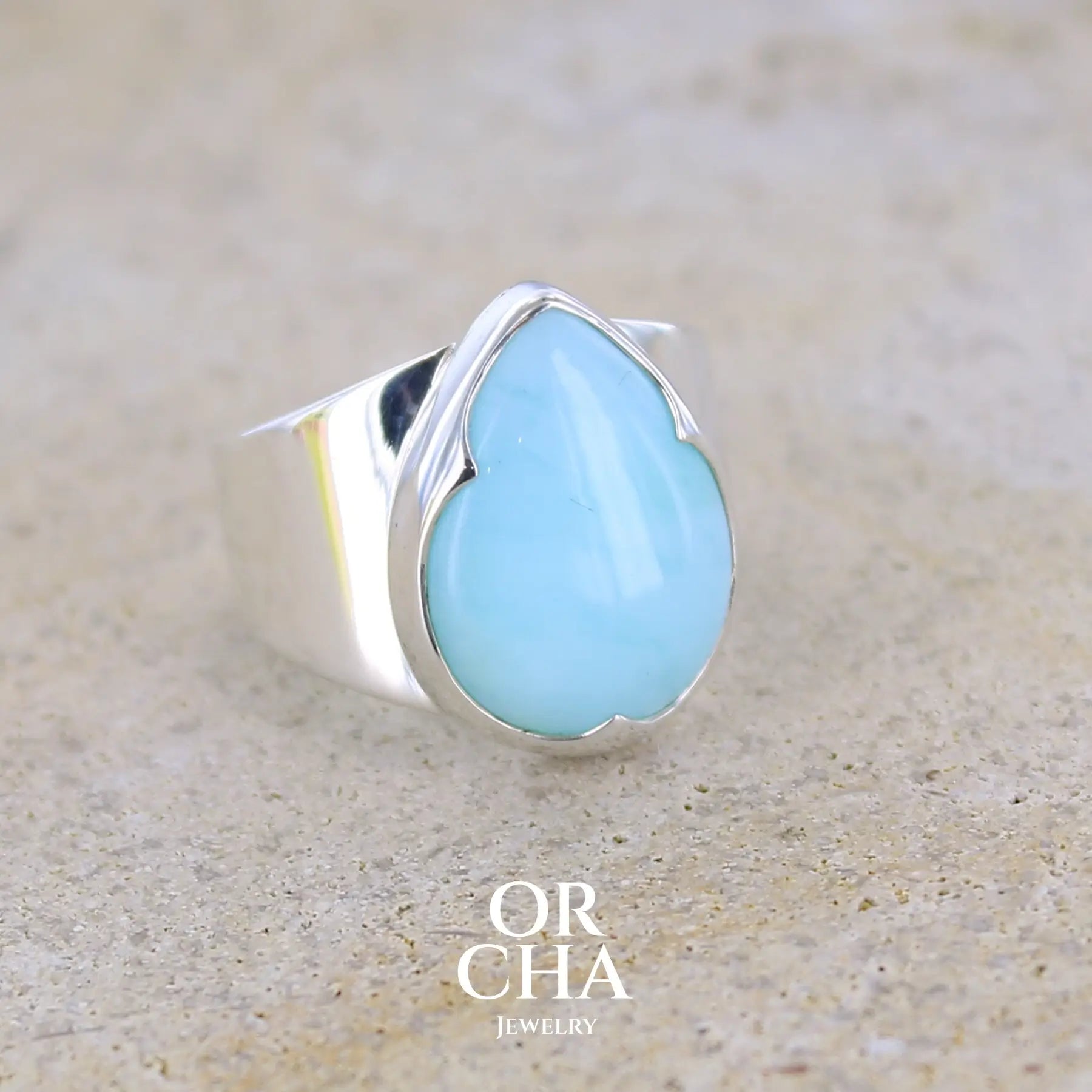 profil droit d'une bague pour femme en argent massif sertie d'une Opale bleue du Pérou. Pierre naturelle de couleur bleu ciel, taillée en cabochon en forme de goutte, de qualité opaque. Taille 51. Bijoux unique, éthique et durable présenté dans un coffret de notre marque, prêt à offrir. Livraison offerte, certificat d'authenticité, service client.